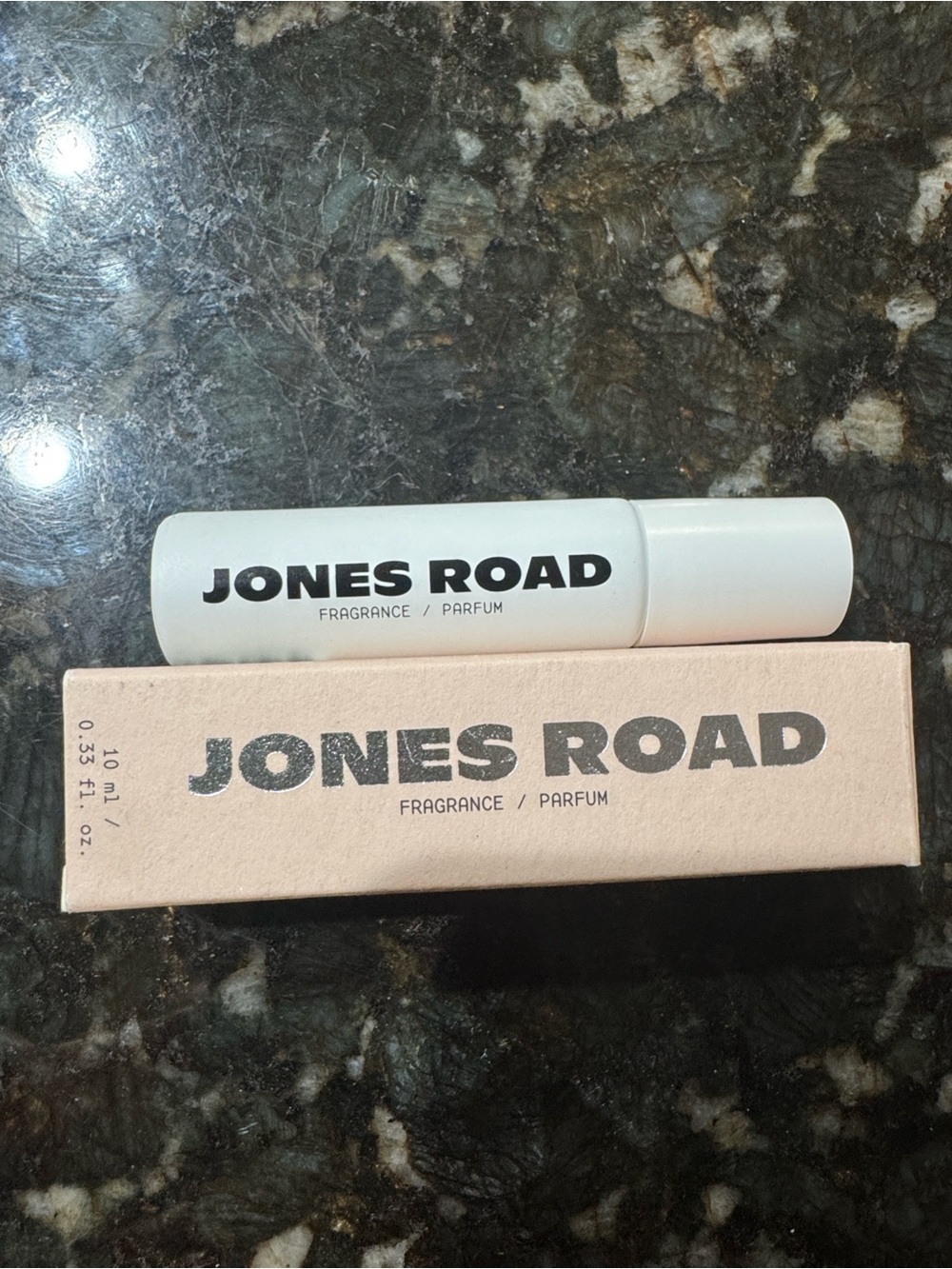 Jones Road White Fragrance Rollerball - shower douche